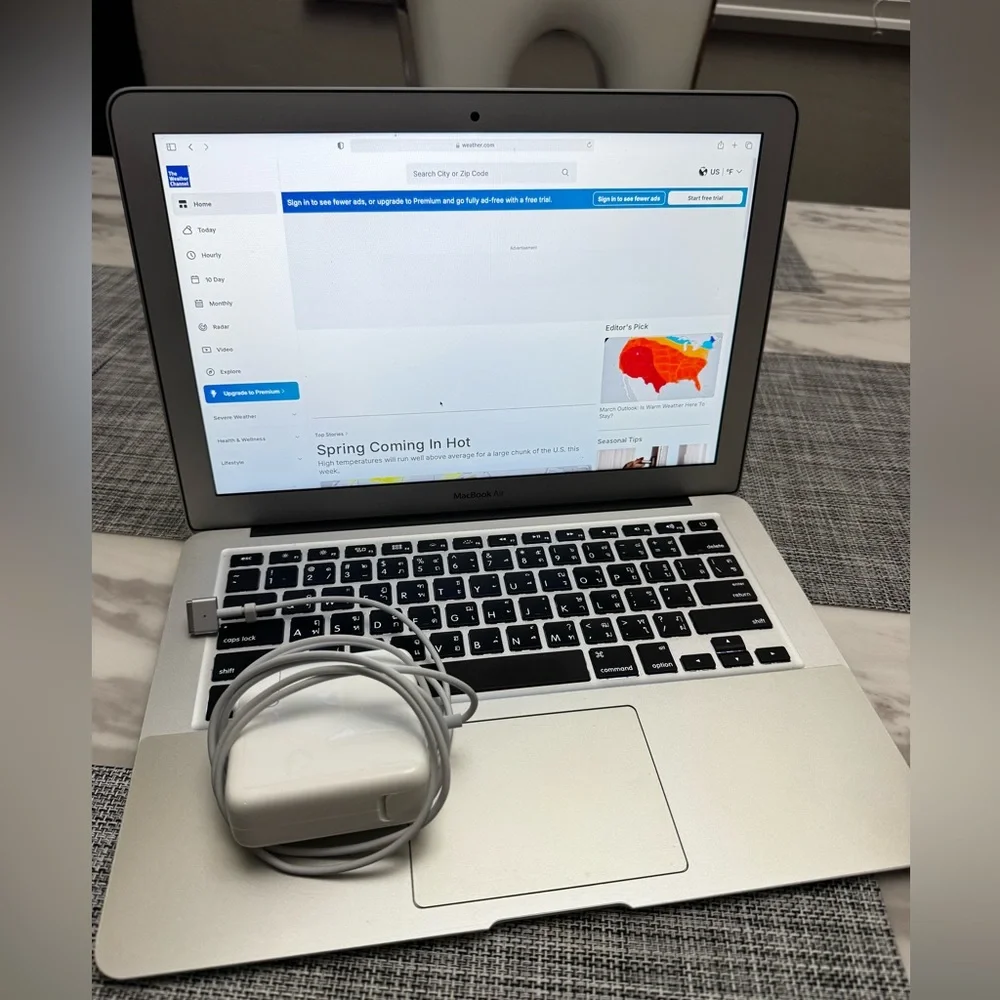 Apple MacBook Air 13” 2014 with a Brand New Laptop Sleeve and a Charger